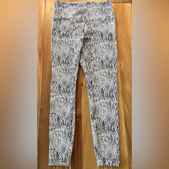 Like new! MPG sport leggings - snakeskin pattern - size M - Picture 1 of 10